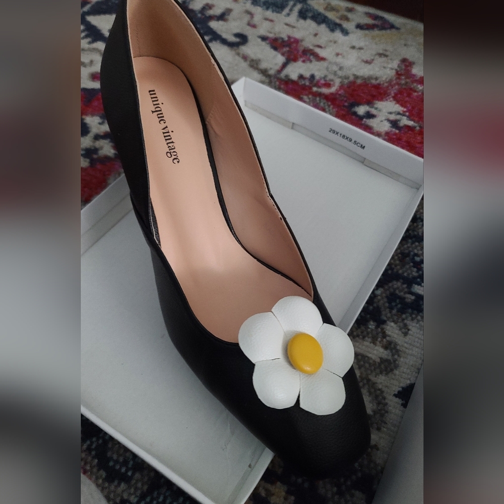 Unique Vintage Black Heels with White Daisy Accent